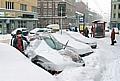 Auch wenn man sein Gefährt gefunden hat, sollte dieses vor Fahrtantritt erst rundum von Eis und Schnee befreit werden. Foto: Allianz/GP